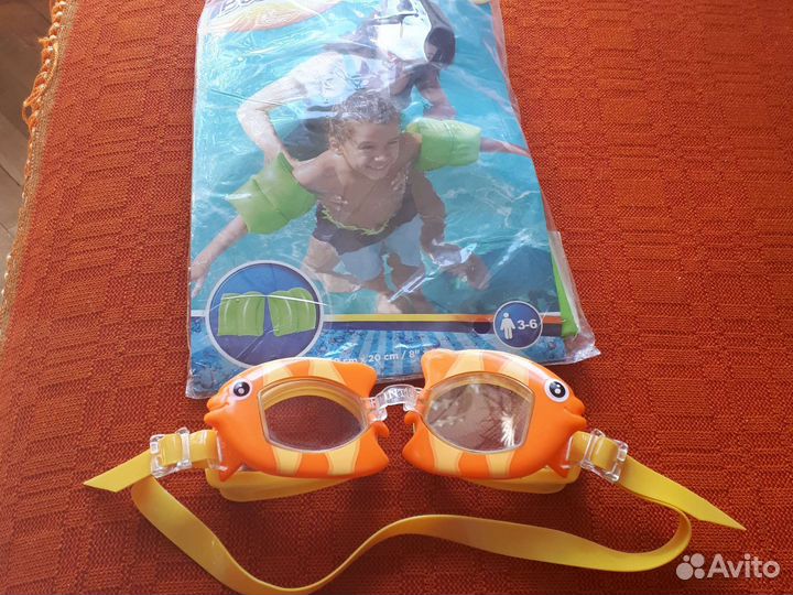 Очки и нарукавники для плавания