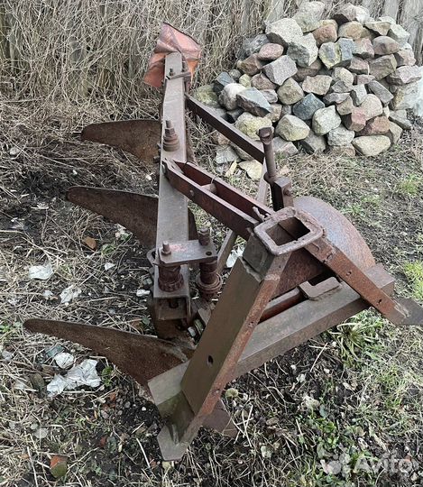 Плуг трёхкорпусный