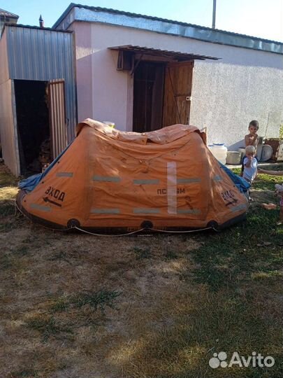 Спасательный плот