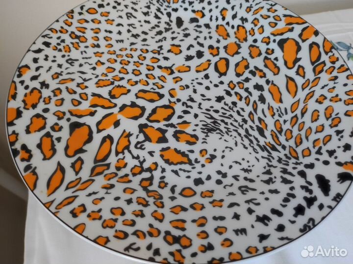 Тортница на ножке