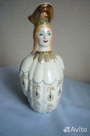 Фарфоровый штоф 