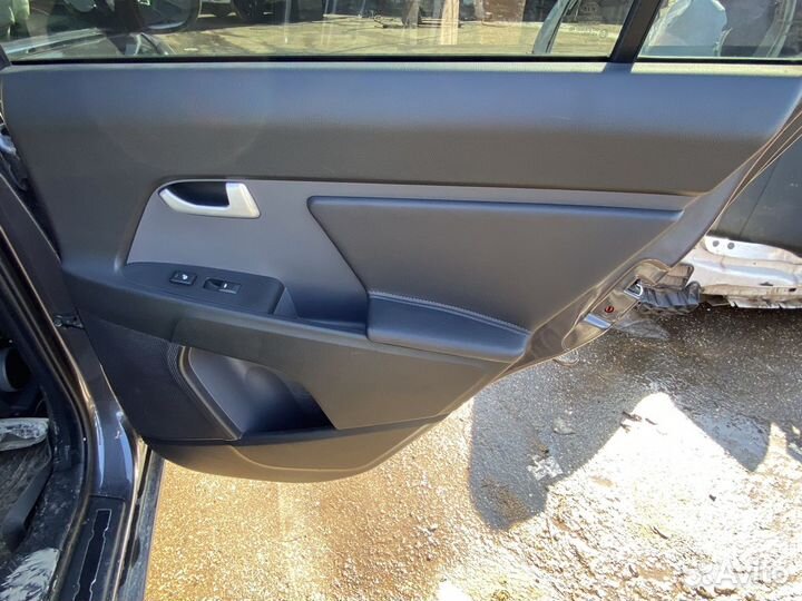 Обшивка двери KIA Sportage 3 задняя правая