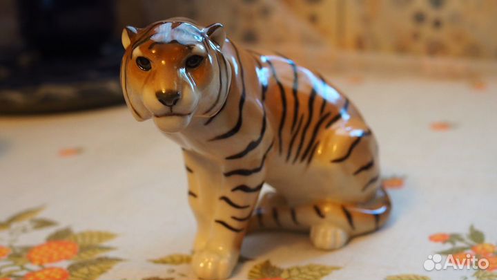 Тигр фарфор ифз. Тигр сидящий Тайга