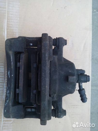 Суппорт передний правый Nissan Almera N16