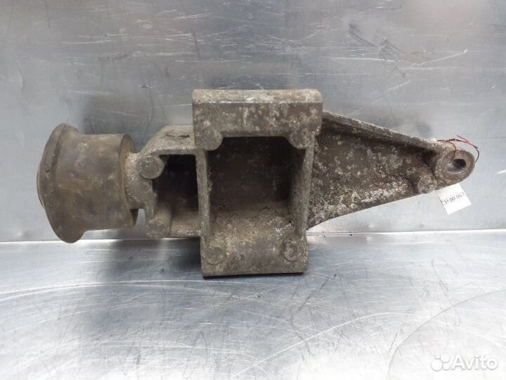 Кронштейн двигателя передний Audi 80/90 B3