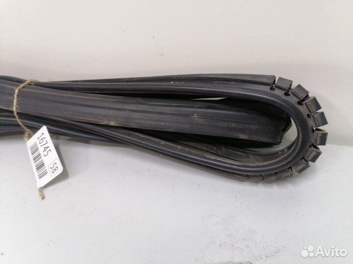 Уплотнитель стекла двери передний правый Ford