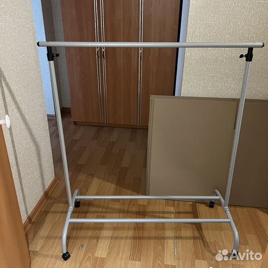 Вешалка напольная на колесах