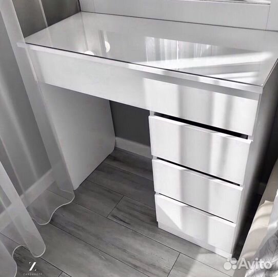 Гримёрный столик визажиста с гримерным зеркалом