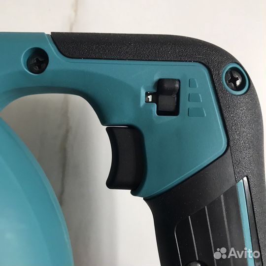 Аккумуляторная воздуходувка Makita UB100Dz