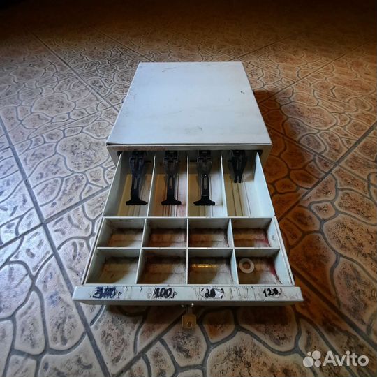 Кассовый аппарат и денежный ящик