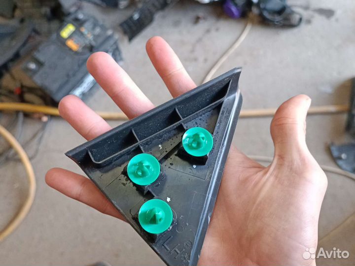 Угловая накладка двери задней левой