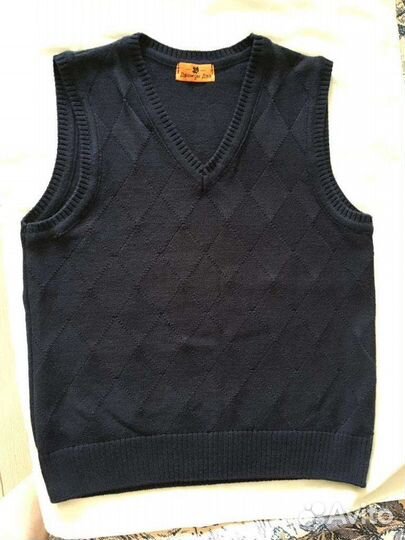 Отдам бесплатно школьную рубашку и жилет