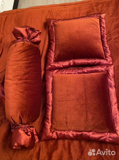 Покрывало и декоративные подушки