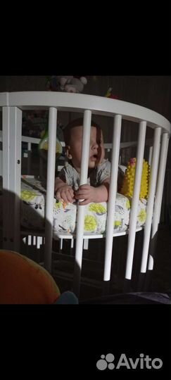 Детская кроватка с маятником круглая