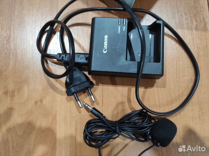 Зеркальный фотоаппарат Canon EOS 2000D kit