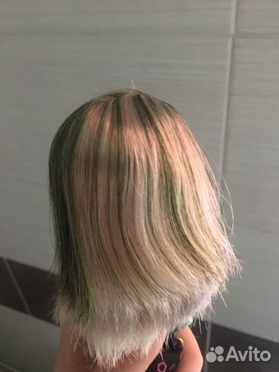 Привидение волос кукол в порядок