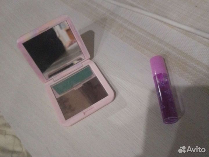 Масло для губ и зеркало