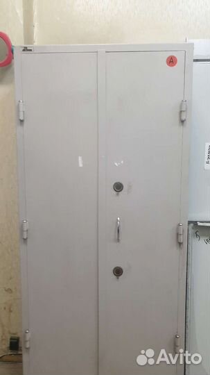 Металлический шкаф (сейф)