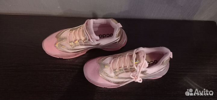 Кроссовки женские 40 размер новые