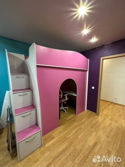 Детская кровать чердак со столом и шкафом