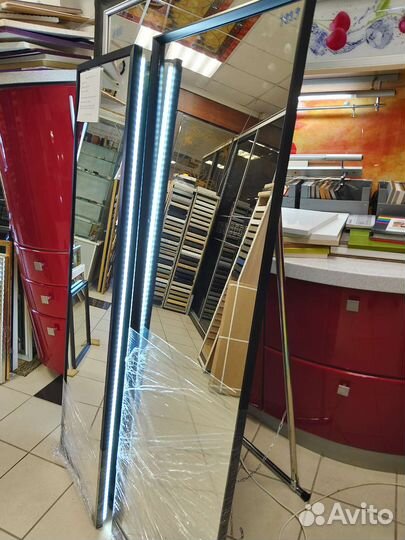 Зеркало во весь рост, на подставке и подсветкой