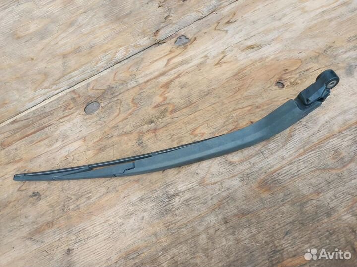 Щеткодержатель задний Toyota Prius 2 NHW20