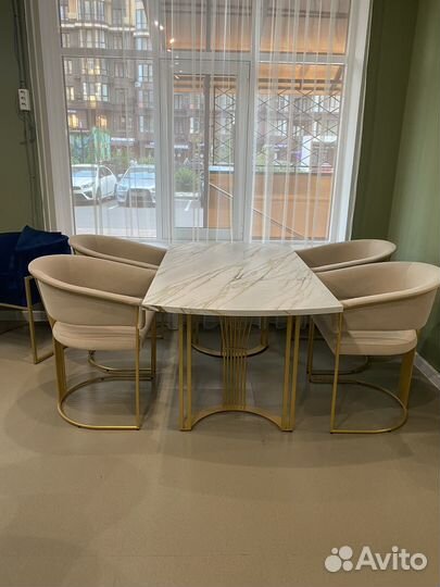 Обеденная зона стол и стулья