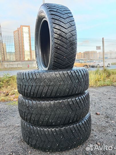 Goodyear UltraGrip Ice Arctic SUV 215/65 R17 99T