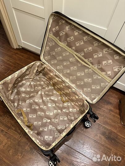 Чемодан на колесах новый