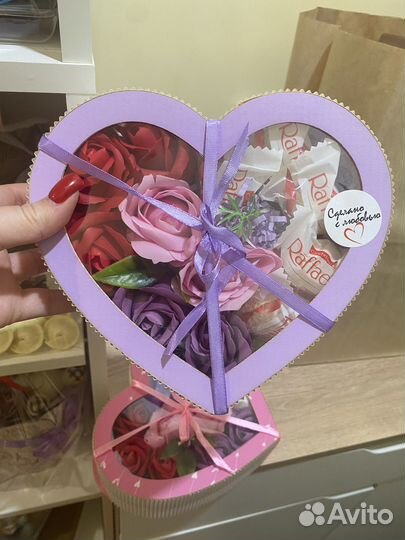 Торт из киндер, подарок из конфет