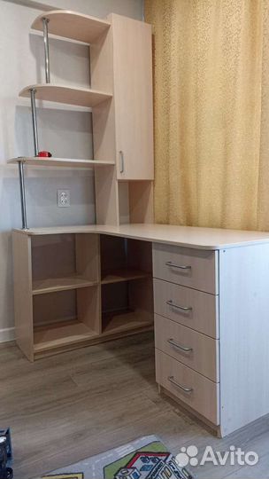 Угловой письменный стол с полками