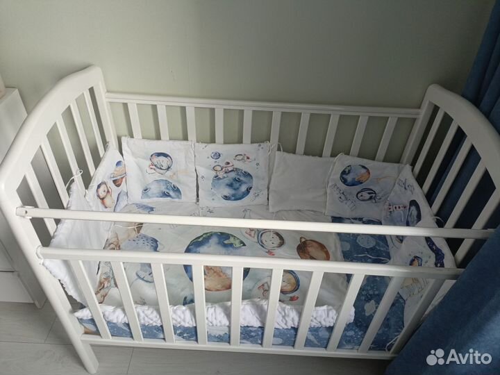 Детская кроватка с продольным маятником