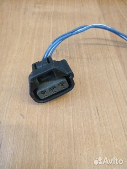 Разъем на моторчик омывателя Toyota Carina E