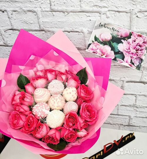 Клубничный букет в белом шоколаде с кустовыми роза