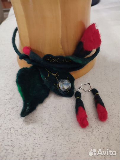 Комплект: украшение на шею и серьги