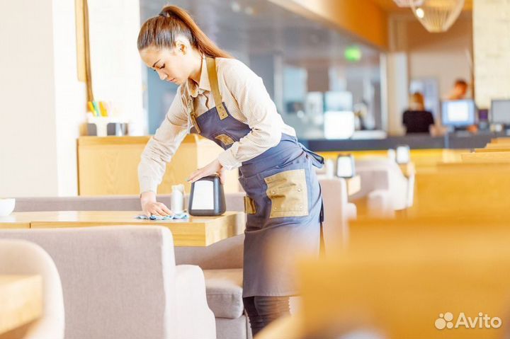 Работник зала в столовую