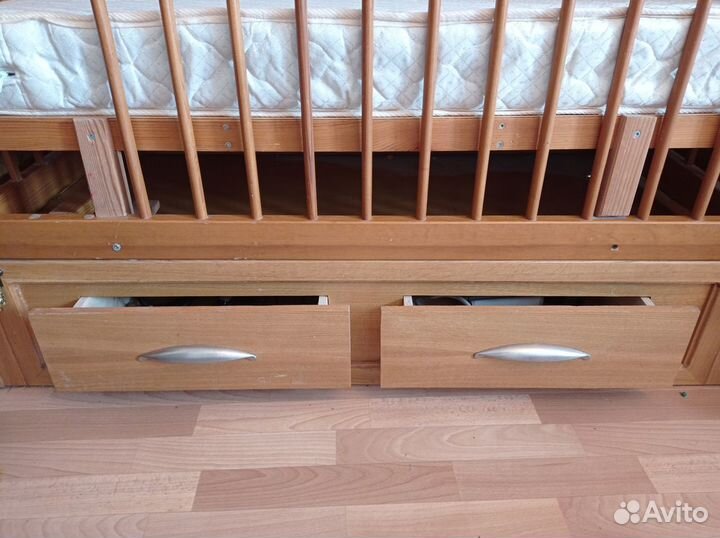 Детская кровать с маятником и матрасом. Из массива