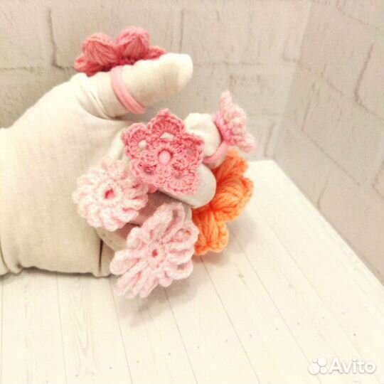 Резинка для волос с нежно-розовым цветком