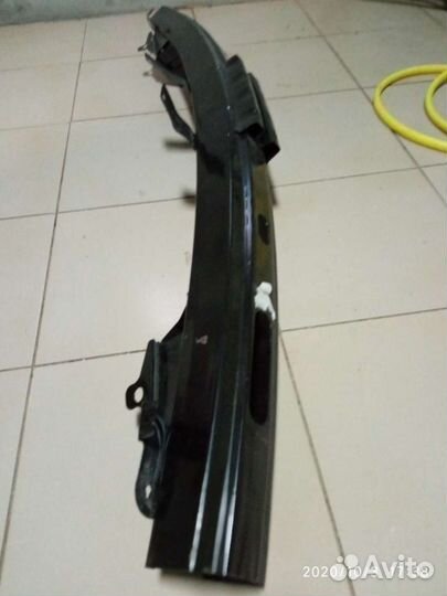 Брус бампера Nissan