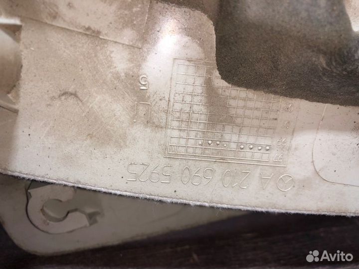 Накладка задней стойки Mercedes-Benz E320 W210