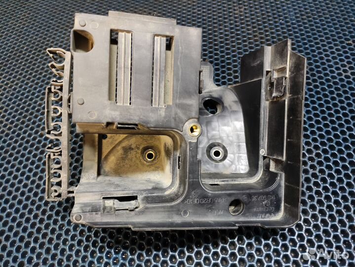 Кронштейн блока предохранителей vw passat CC