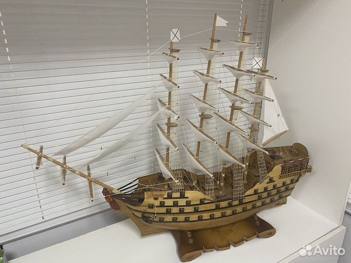 Модель парусника из дерева