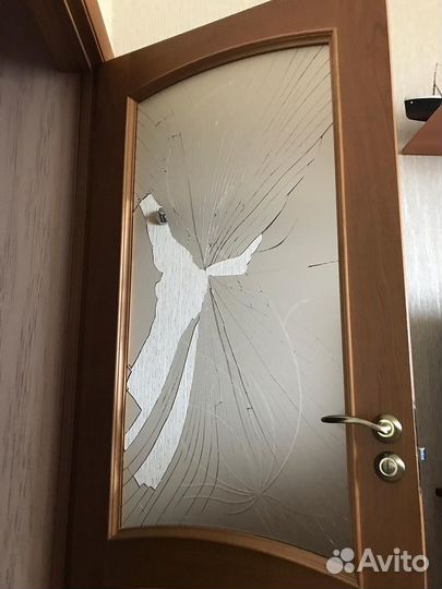 Делаю замену разбитого стекла в межкомнатной двери