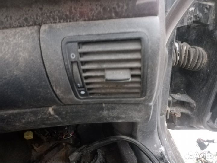 Дефлектор в торпедо Audi A8 D2