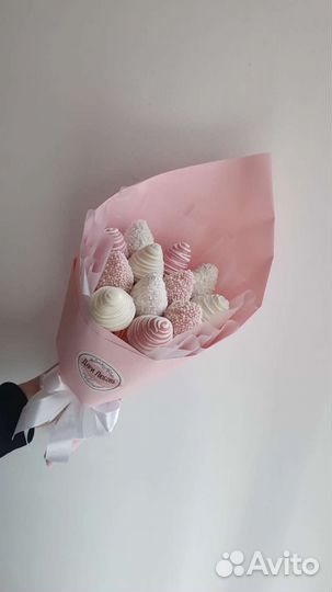 Розовый съедобный букет из шоколада и клубники