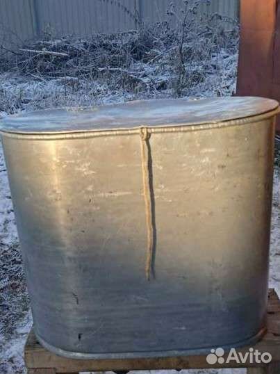 Ящик, удочки, снасти для зимней рыбалки