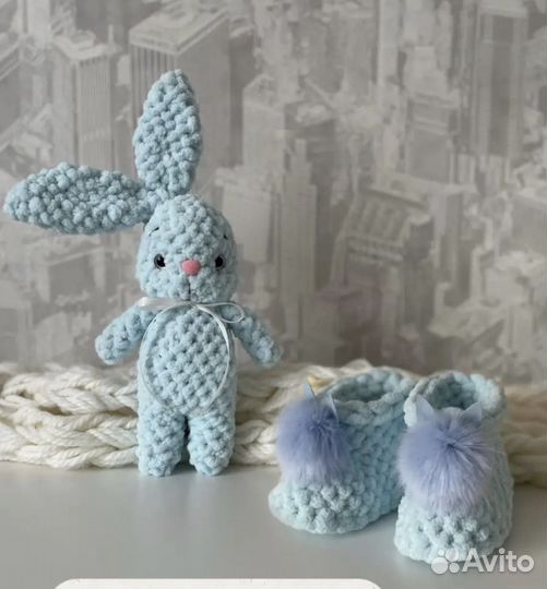 Вязаная игрушка Заяц + пинетки
