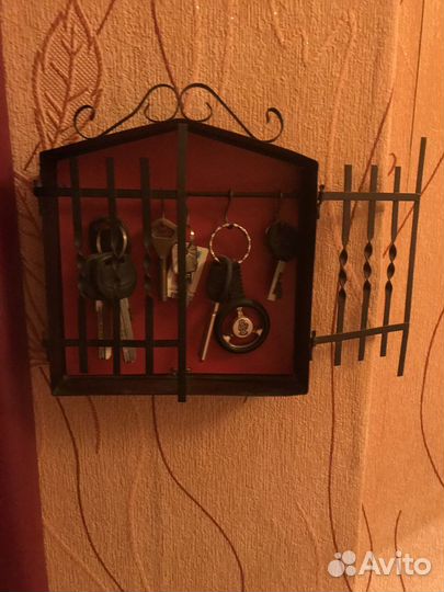 Ключница настенная металлическая