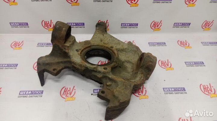 Кулак поворотный левый Chevrolet Suburban 1995г