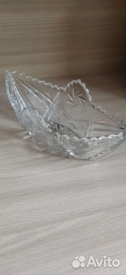 Хрустальные вазы и стаканы